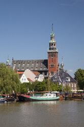 Deutschland, Niedersachsen, Leer, Blick auf Rathaus mit Museumshafen im Vordergrund - WIF000922