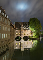 Deutschland, Bayern, Nürnberg, Blick auf Heilig-Geist-Spital an der Pegnitz, Vollmond in der Nacht - MKF000035