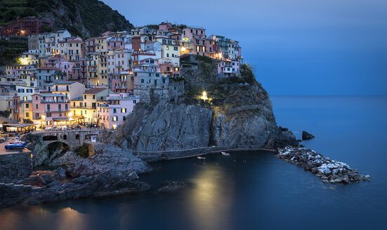 Italien, Cinque Terre, Manarola am Abend - MKFF000020