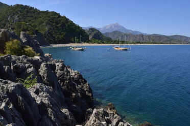 Turkey, Antalya Province, Lycia, Olympos Beydaglari National Park, View of tourist boats near beach of Cirali - ES001274