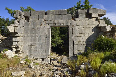 Türkei, Provinz Antalya, Lykien, Nationalpark Olympos Beydaglari, Antike Ruine in der archäologischen Stätte von Olympos - ES001275