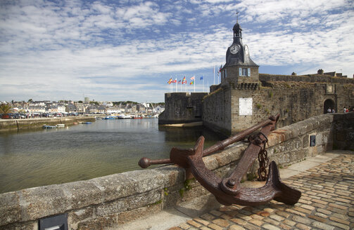 Frankreich, Bretagne, Finistere, Concarneau, Altstadt, Ville close und Anker - DHL000480