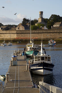 Frankreich, Bretagne, Finistere, Concarneau, Fischereihafen, Ville close im Hintergrund - DHL000481