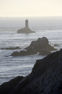 Frankreich, Bretagne, Finistere, Pointe du Raz, Leuchtturm - DHL000462