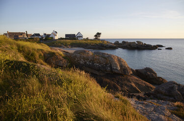 France, Bretagne, Finistere, Coast of Trevignon in the evening - DHL000465