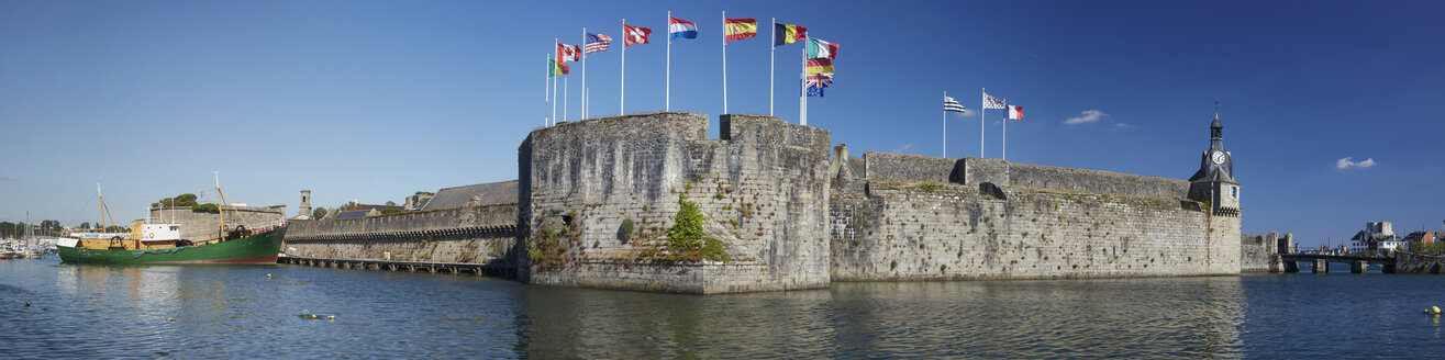 Frankreich, Bretagne, Finistere, Concarneau, Ville close, Stadtmauer mit Fahnen, Panorama - DHL000467