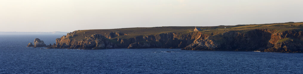 France, Bretagne, Finistere, Cap Sizun, View from Pointe du Raz to Pointe du Van in the evening - DHL000474