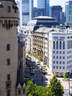 Deutschland, Hessen, Frankfurt, Blick auf Schiller-Passage, links Eschenheimer Turm, im Hintergrund Finanzviertel - AMF002556