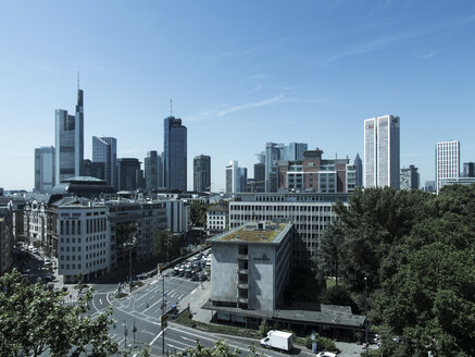 Deutschland, Hessen, Frankfurt, Blick auf das Finanzviertel mit Commerzbank-Turm, Taunusturm, Japan Tower, Helaba, Westend Tower, Deutsche Bank und Opernturm - AM002557