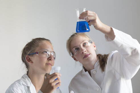 Zwei Teenager-Mädchen machen ein chemisches Experiment - SGF000826