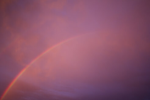 Deutschland, Nordrhein-Westfalen, Euskirchen, Regenbogen am Abend - MYF000494