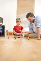 Father and son playing together in the nursery - MMFF000281