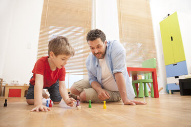 Vater und Sohn spielen zusammen im Kinderzimmer - MMFF000285