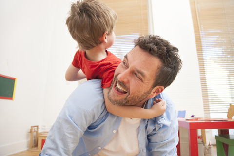 Vater und Sohn haben gemeinsam Spaß zu Hause, lizenzfreies Stockfoto