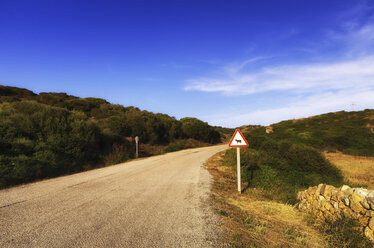 Spanien, Balearische Inseln, Menorca, Verkehrsschild an einer Straße - SMAF000222