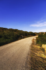 Spanien, Balearische Inseln, Menorca, Verkehrsschild an einer Straße - SMAF000223