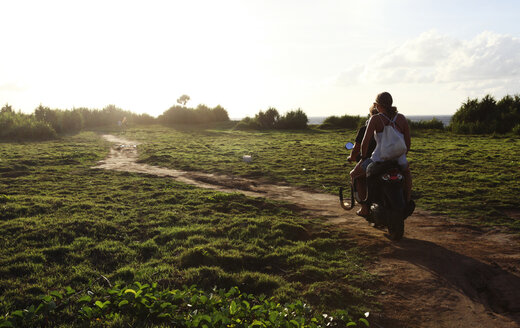 Indonesien, Bali, Nusa Lembongan, zwei Personen fahren auf einem Motorroller - FAF000045
