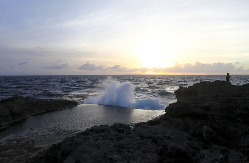 Indonesien, Bali, Nusa Lembongan, Blick auf das Meer in der Dämmerung - FAF000046