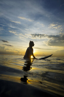 Indonesia, Bali, Canggu, silhouette of female surfer by twilight - FAF000056