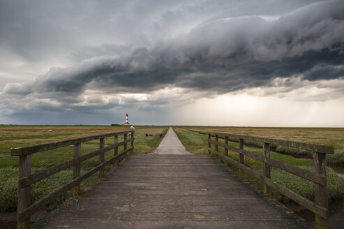 Deutschland, Schleswig-Holstein, Nordsee, Gewitter über dem Leuchtturm Westerheversand - RJ000214