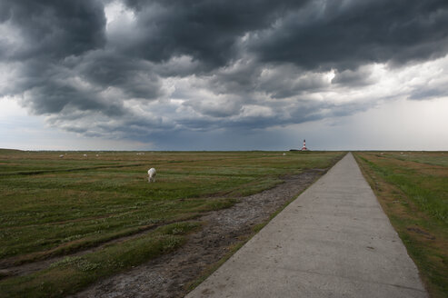 Deutschland, Schleswig-Holstein, Nordsee, Gewitter über dem Leuchtturm Westerheversand - RJ000215