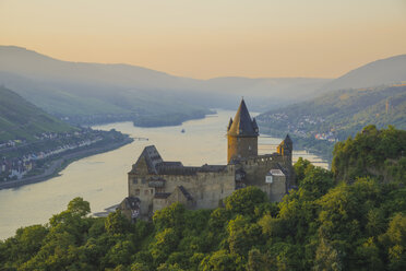 Deutschland, Rheinland Pfalz, Bacharach, Burg Stahleck, Oberes Mittelrheintal am Abend - WG000351