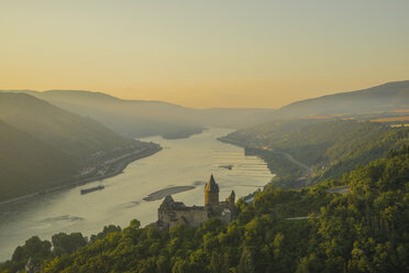 Deutschland, Rheinland Pfalz, Bacharach, Burg Stahleck, Oberes Mittelrheintal am Abend - WGF000353