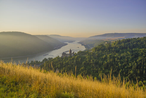 Deutschland, Rheinland Pfalz, Bacharach, Burg Stahleck, Oberes Mittelrheintal am Abend - WGF000354