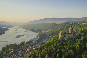 Deutschland, Rheinland Pfalz, Bacharach, Burg Stahleck, Oberes Mittelrheintal am Abend - WGF000355