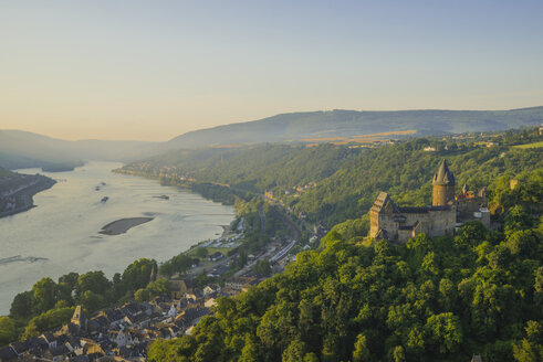 Deutschland, Rheinland Pfalz, Bacharach, Burg Stahleck, Oberes Mittelrheintal am Abend - WGF000355