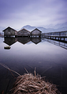 Deutschland, Bayern, Badehäuser am Kochelsee - MBOF000027