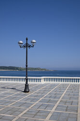 Spanien, Kantabrien, Santander, Promenade und Lampe - LAF000923