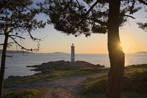 Spanien, Galicien, Leuchtturm am Strand von Leis de Nemancos bei Sonnenuntergang - LAF001061
