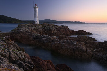Spanien, Galicien, Leuchtturm am Strand von Leis de Nemancos im Abendlicht - LA001064