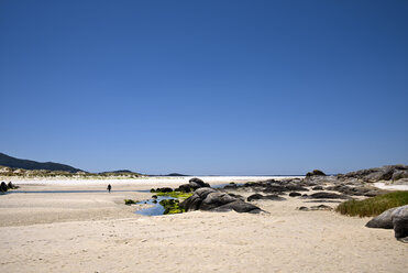 Spain, Galicia, Praia de Carnota, beach at Costa da Morte - LAF001063