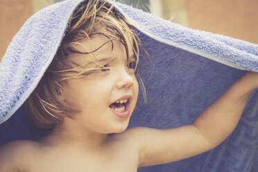 Porträt eines nackten kleinen Mädchens mit einem Handtuch auf dem Kopf - LVF001637