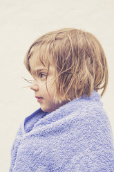 Profil eines kleinen Mädchens mit nassen Haaren, eingewickelt in ein Handtuch - LVF001638