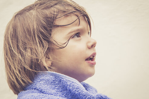 Porträt eines kleinen Mädchens, eingewickelt in ein Handtuch - LVF001639