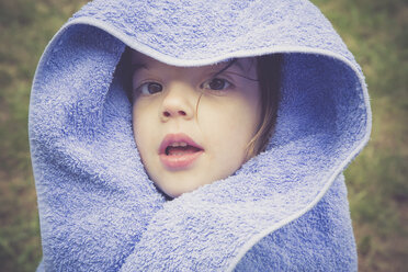 Kleines Mädchen in ein Handtuch gewickelt - LVF001640