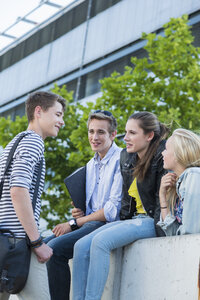 Gruppe von Freunden, die sich im Freien unterhalten - UUF001366