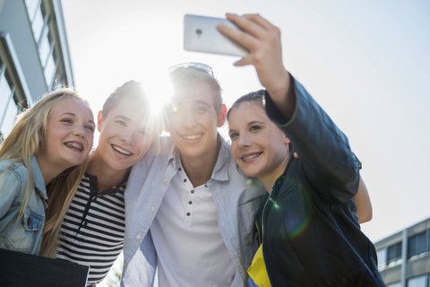 Freunde machen ein Selfie im Freien, lizenzfreies Stockfoto