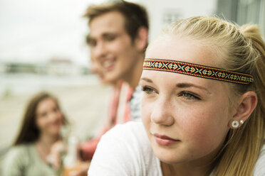 Blondes jugendliches Mädchen im Freien - UUF001383