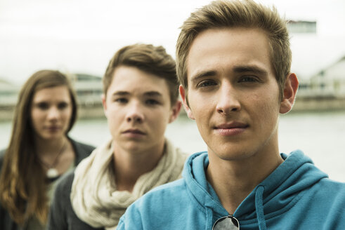 Porträt von drei ernsthaften Teenagern im Freien - UUF001412