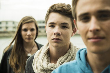 Porträt von drei ernsthaften Teenagern im Freien - UUF001413
