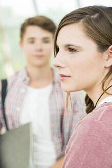 Teenager und Mädchen an der S-Bahn-Station - UUF001431