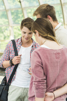 Freunde mit digitalem Tablet an der S-Bahn-Station - UUF001436