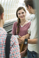 Freunde mit digitalem Tablet an der S-Bahn-Station - UUF001439