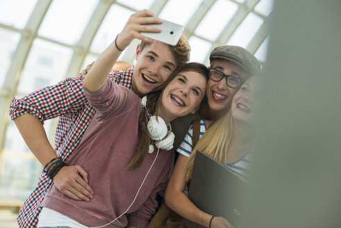 Freunde an der S-Bahn-Station machen ein Selfie - UUF001445