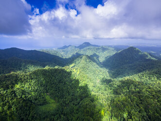 Karibik, Antillen, Kleine Antillen, Saint Lucia, Cresslands, Luftaufnahme über Urwald und Berge - AMF002564