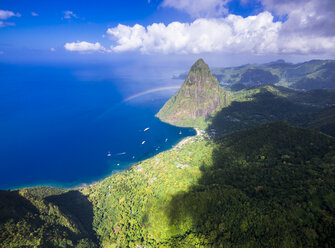 Karibik, Antillen, Kleine Antillen, St. Lucia, Pitons Bay, Luftaufnahme des Vulkans Petit Piton - AMF002565